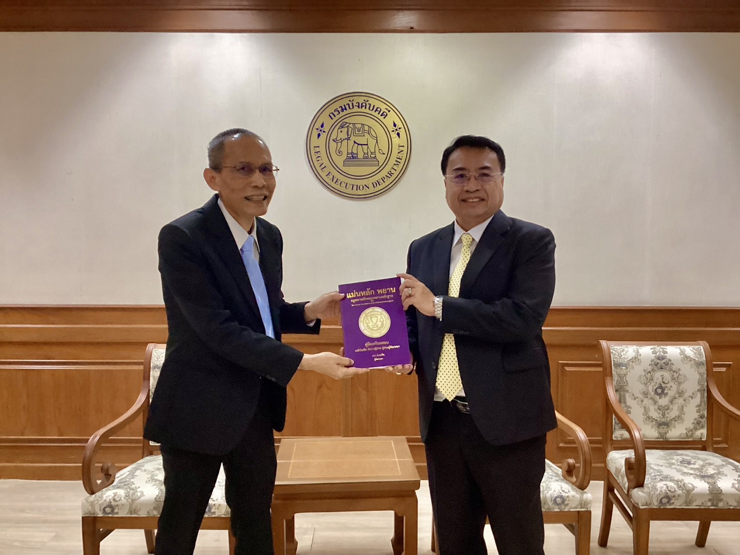 กรมบังคับคดี รับมอบหนังสือกฎหมายเพื่อใช้เป็นองค์ความรู้ในการปฏิบัติงาน